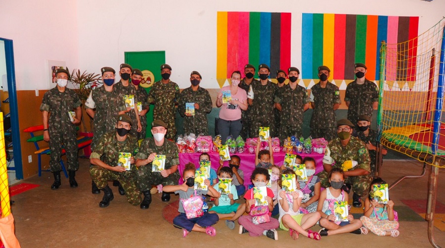 Tiro de Guerra entrega brinquedos aos alunos da Creche do Rochinha